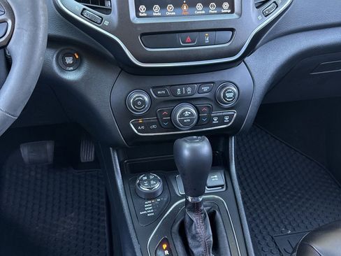 Used 2022 Jeep Cherokee Trailhawk w/ Comfort/Convenience Group AWD/4WD image 17