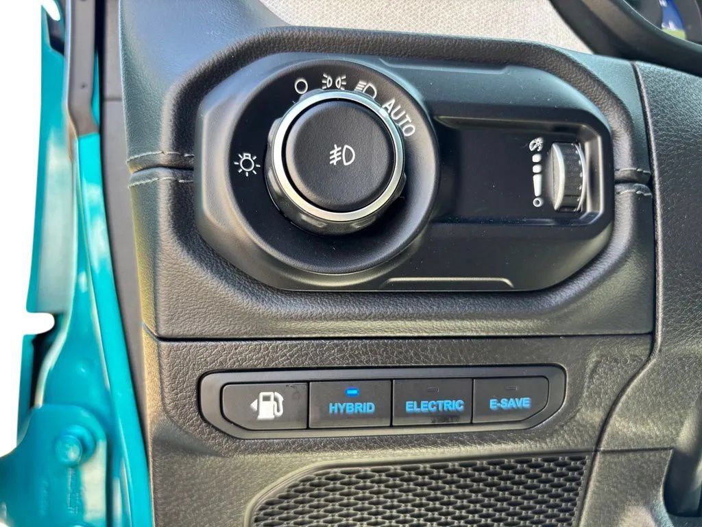 Used 2024 Jeep Wrangler Unlimited Sahara w/ Technology Group AWD/4WD image 13