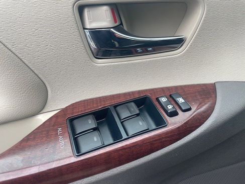 Used 2013 Toyota Sienna XLE image 16