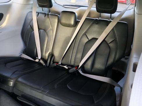 Used 2023 Chrysler Pacifica Touring-L image 21