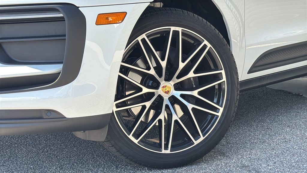 Certified 2026 Porsche Macan AWD/4WD image 6