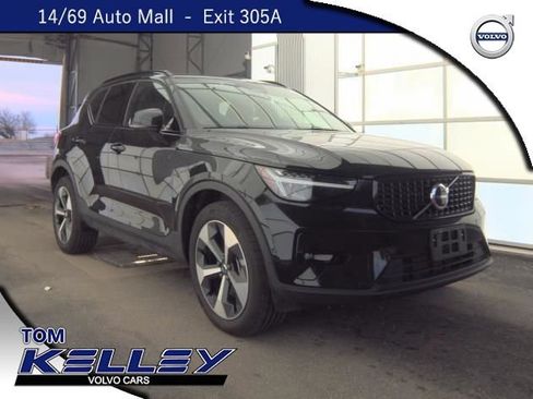 Used 2025 Volvo XC40 B5 Plus AWD/4WD image 1