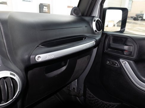 Used 2014 Jeep Wrangler Unlimited Sahara w/ Connectivity Group AWD/4WD image 24