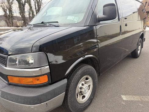 Used 2016 Chevrolet Express 2500 RWD image 3