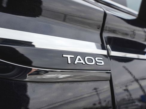 Used 2024 Volkswagen Taos SE w/ Black Wheel Plus Package image 42