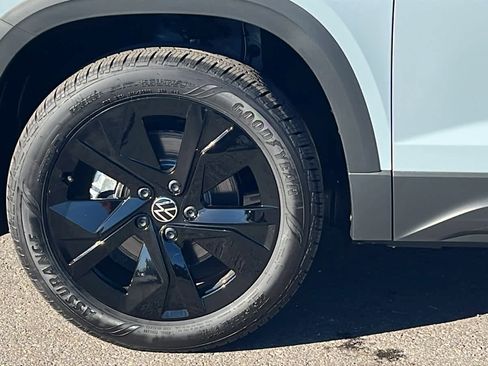 New 2026 Volkswagen Taos SE image 9