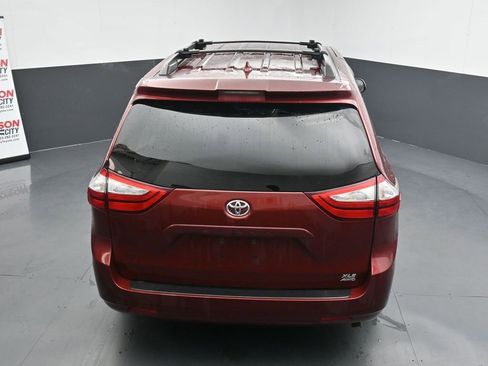 Used 2018 Toyota Sienna XLE image 16