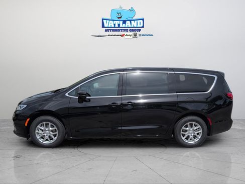 New 2026 Chrysler Pacifica Select image 4