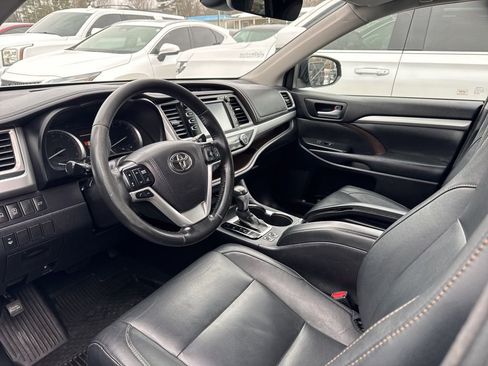 Used 2018 Toyota Highlander XLE image 3