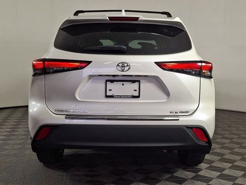 Used 2020 Toyota Highlander XLE AWD/4WD image 8
