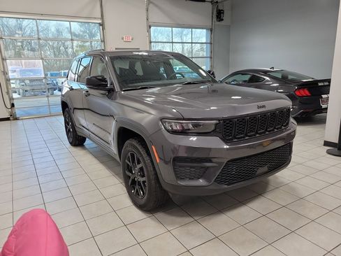 Used 2025 Jeep Grand Cherokee Altitude image 6