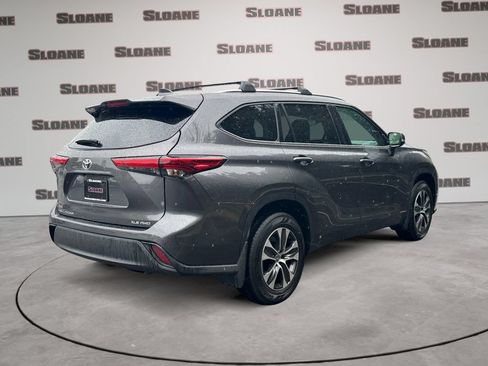 Used 2021 Toyota Highlander XLE AWD/4WD image 5