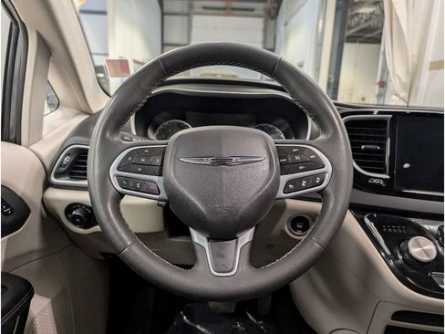 Used 2023 Chrysler Pacifica Touring-L image 12