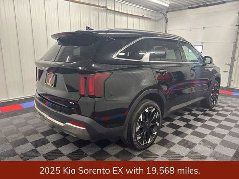 Used 2025 Kia Sorento EX AWD/4WD image 3
