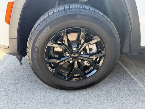 Used 2024 Jeep Grand Cherokee L Laredo RWD image 9