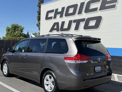 Used 2012 Toyota Sienna LE w/ Towing Pkg FWD image 17