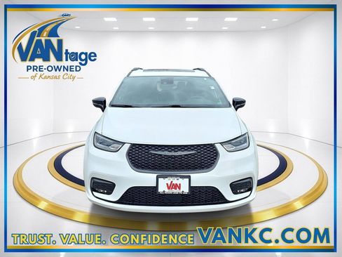 Used 2025 Chrysler Pacifica Limited FWD image 2