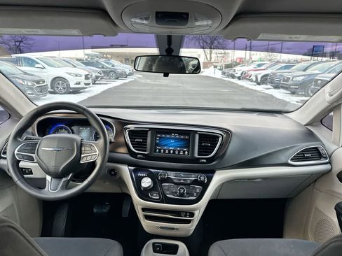 Used 2018 Chrysler Pacifica LX image 20