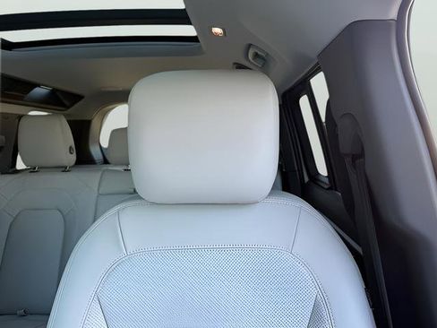 New 2026 Land Rover Defender 110 X-Dynamic SE image 18