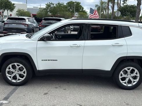 Used 2024 Jeep Compass Latitude AWD/4WD image 4