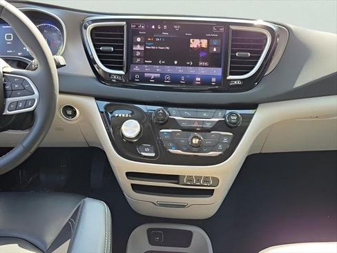 Used 2023 Chrysler Pacifica Touring-L FWD image 16