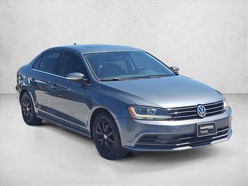 Used 2017 Volkswagen Jetta SE FWD image 3