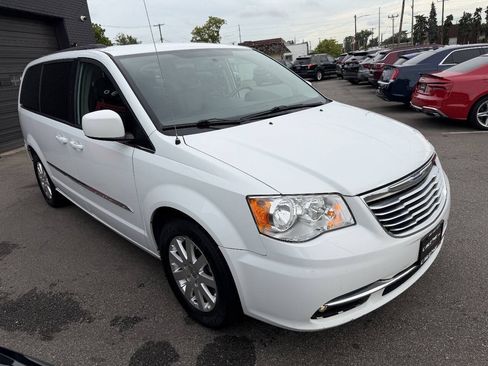 Used 2016 Chrysler Town & Country Touring FWD image 3