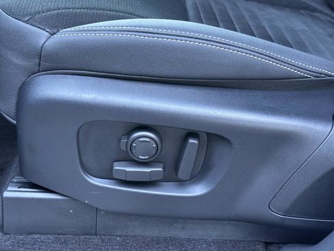 Certified 2025 Land Rover Discovery S image 21