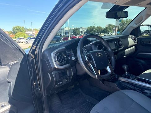 Used 2018 Toyota Tacoma SR5 AWD/4WD image 10
