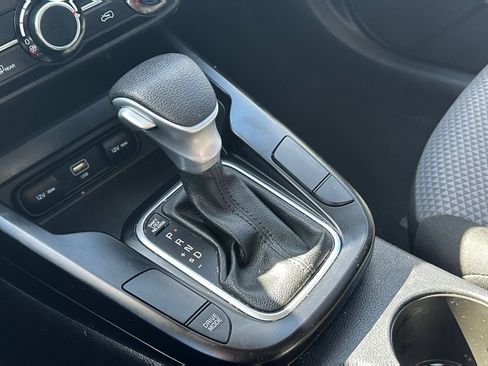Used 2025 Kia Soul LX w/ LX Technology Package FWD image 38