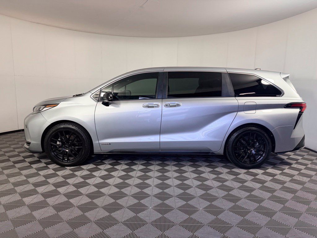 Used 2021 Toyota Sienna XSE FWD image 17