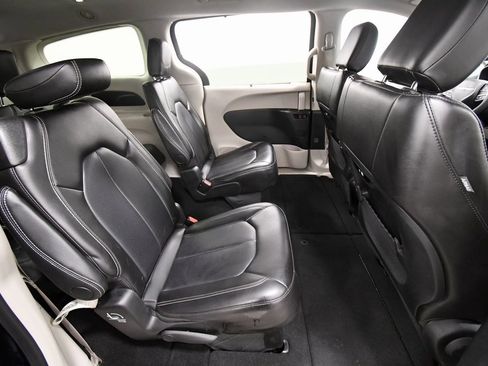 Used 2024 Chrysler Pacifica Touring-L image 17