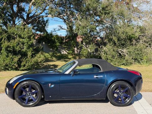 Used 2007 Pontiac Solstice Convertible w/ Premium Package image 2
