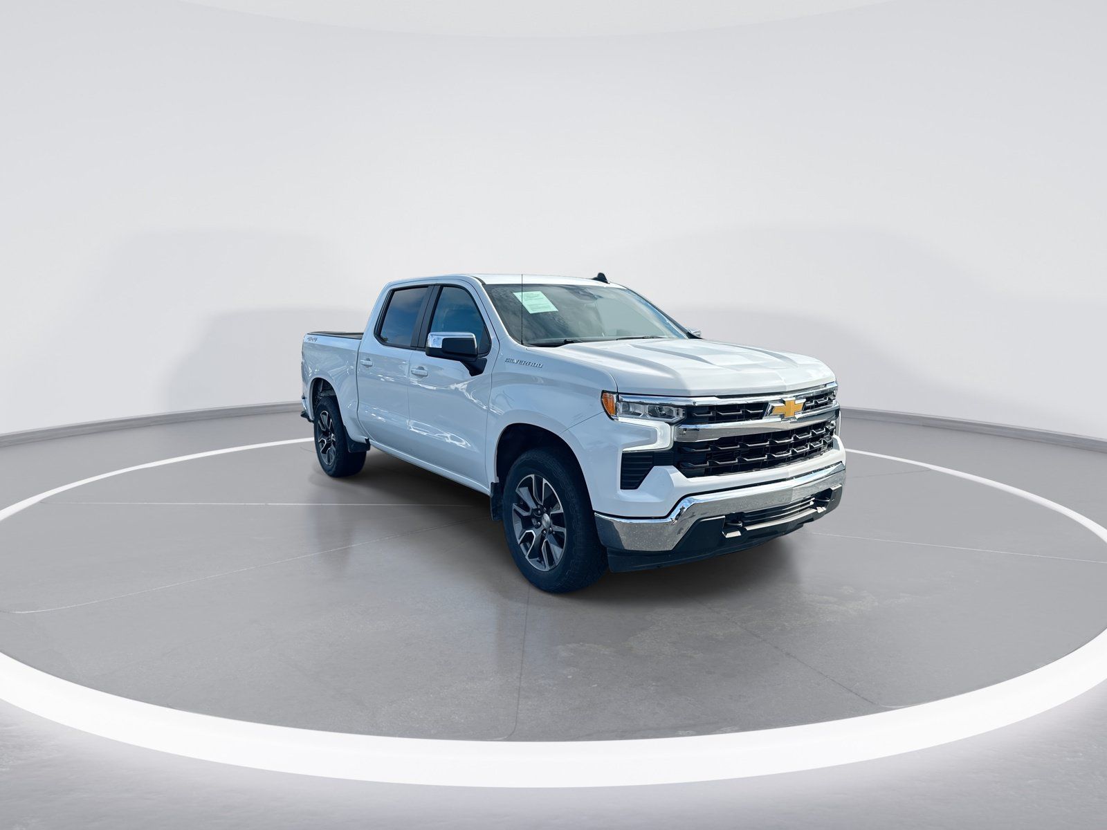 Used 2024 Chevrolet Silverado 1500 LT AWD/4WD image 2
