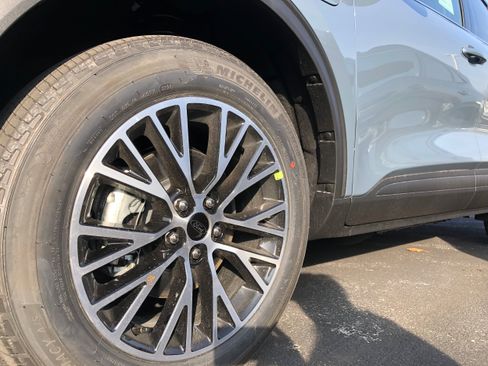 New 2025 Ford Escape SE w/ Class II Trailer Tow Package FWD image 18