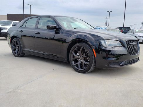 Used 2023 Chrysler 300 Touring w/ Sport Appearance Package image 8