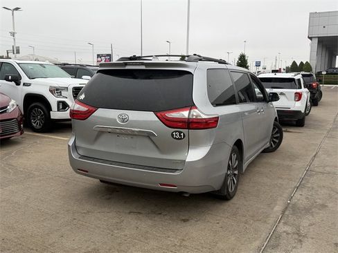 Used 2019 Toyota Sienna Limited image 5