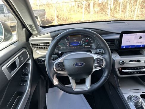 Used 2023 Ford Explorer XLT image 13