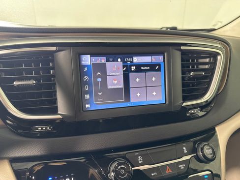 Used 2022 Chrysler Voyager LX image 18