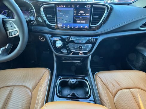 Used 2023 Chrysler Pacifica Pinnacle image 2