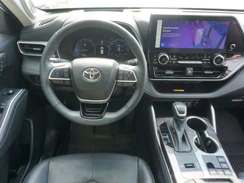 Used 2023 Toyota Highlander Platinum FWD image 6