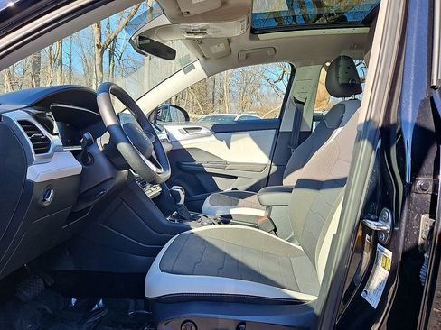 Certified 2025 Volkswagen Taos SE w/ Panoramic Sunroof Package image 14