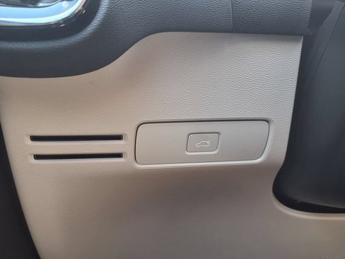 Certified 2024 Volvo XC40 B5 Plus AWD/4WD image 36