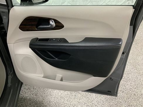 Used 2023 Chrysler Pacifica Limited image 25