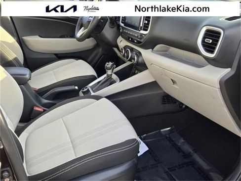 Used 2024 Hyundai Venue SEL image 18