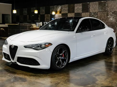 Used 2019 Alfa Romeo Giulia w/ Quick Order Package 22K Sport RWD image 7