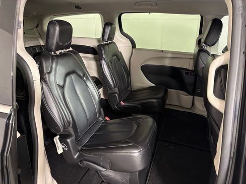 Used 2023 Chrysler Pacifica Touring-L FWD image 38