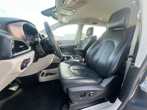Used 2019 Chrysler Pacifica Touring-L image 17