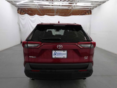 Used 2019 Toyota RAV4 XLE AWD/4WD image 6