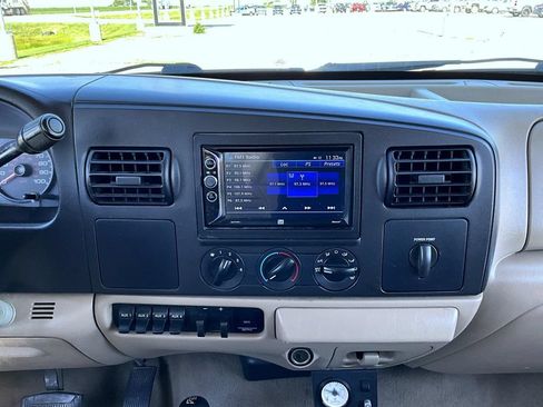Used 2006 Ford F550 4x4 Crew Cab Super Duty image 12